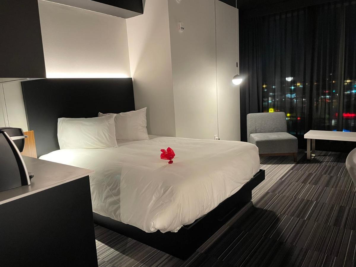 Grand Times Hotel Laval - Centropolis Extérieur photo
